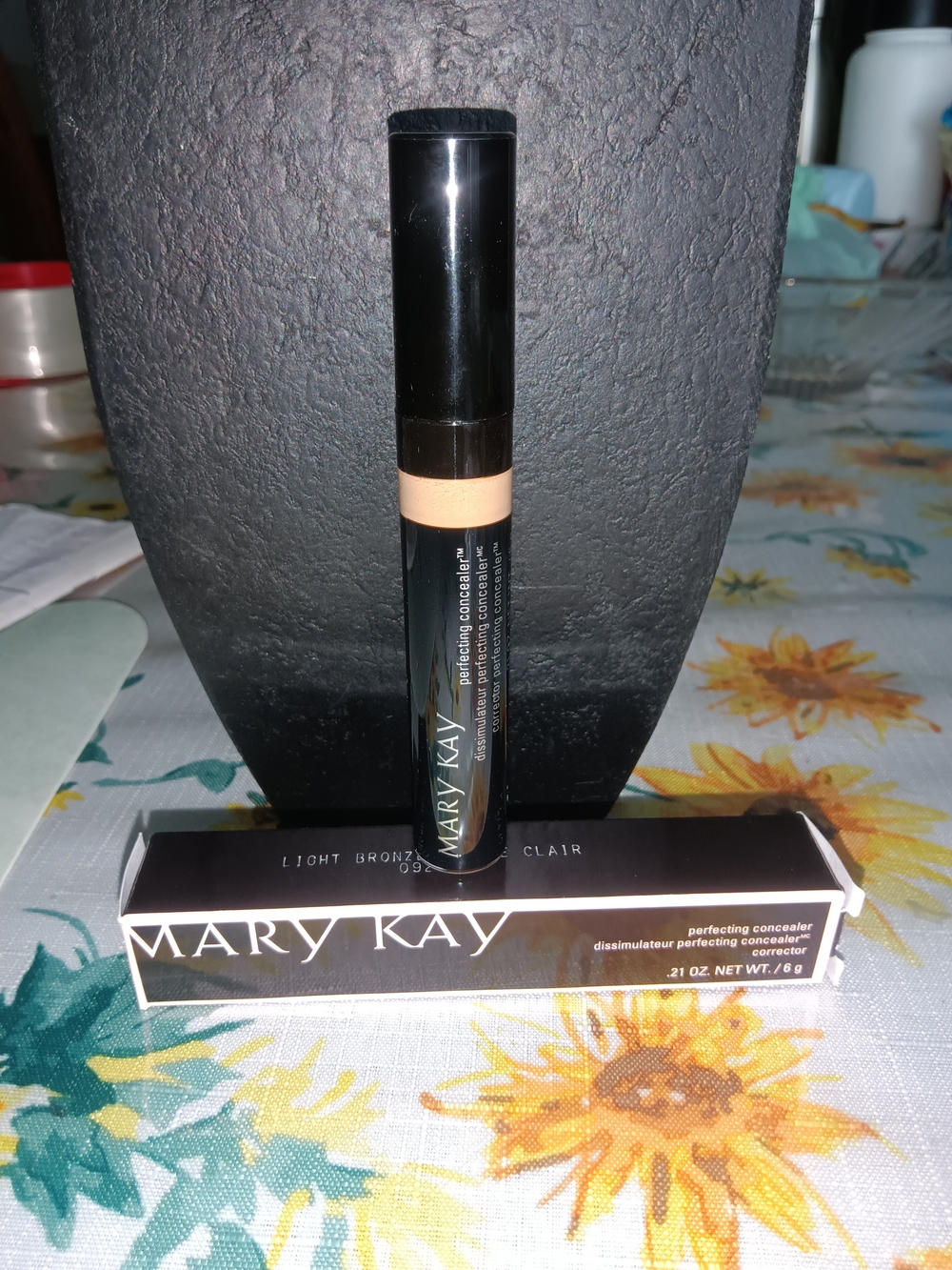Mary Kay Perfecting Concealer - Light Bronze / Black Packaging